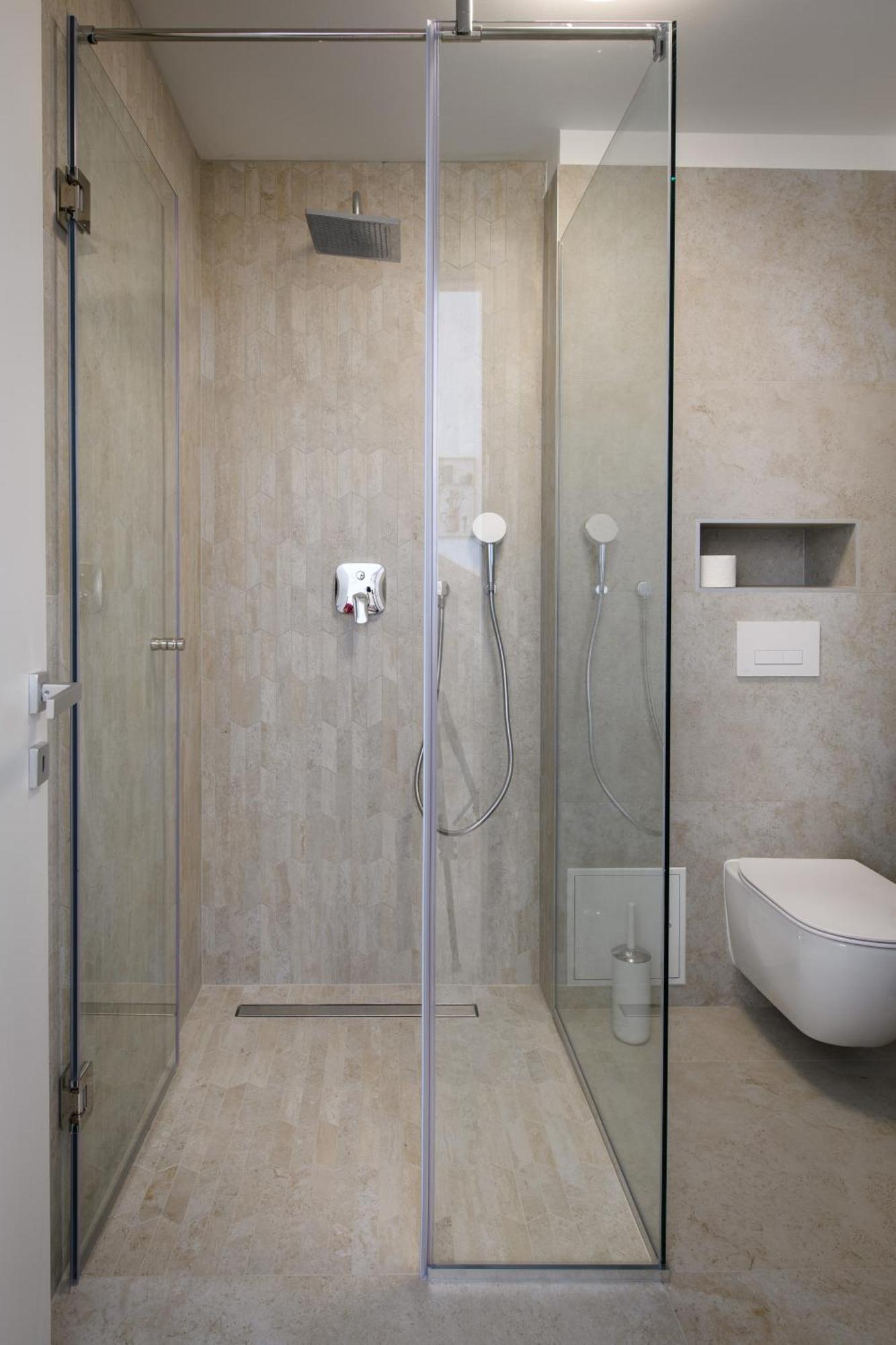 Gallery Luxury Suites & Rooms-Only Adults Split